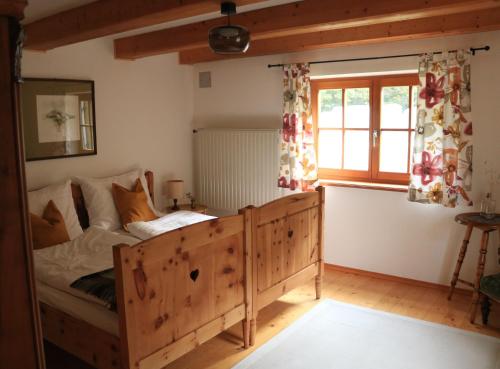 a bedroom with a bed and a window at Das Schäferhäuschen - Leitenbauer Schäferei in Vorau