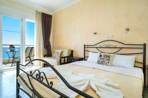 Habitación de hotel con cama y balcón en Villa Mare Nostrum, en Limenaria