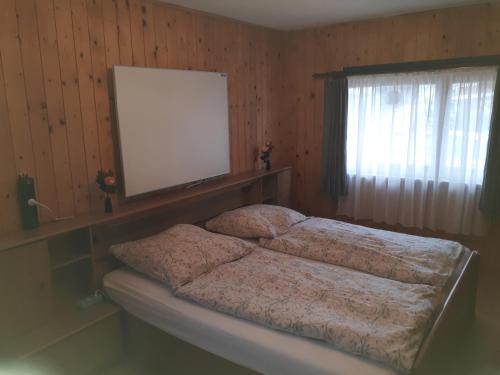 シュミーデフェルト・アム・レンシュタイクにあるFerienwohnung Kupferのベッドルーム1室(ベッド2台、ブランクスクリーン付)