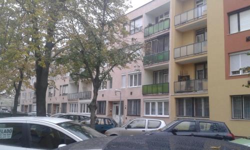 un groupe de voitures garées devant un bâtiment dans l'établissement Home, à Zalaegerszeg