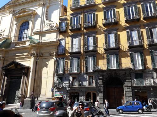 un edificio amarillo con coches estacionados frente a él en Toledo 413 old town, en Nápoles