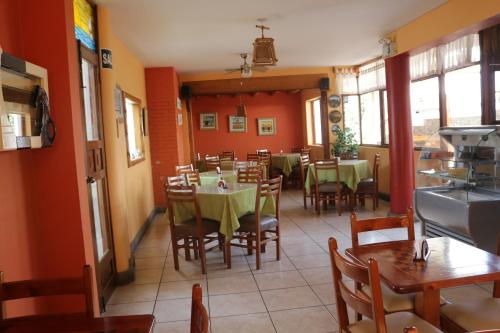 un comedor con mesas y sillas en un restaurante en Hotel Bracamonte, en Huanchaco