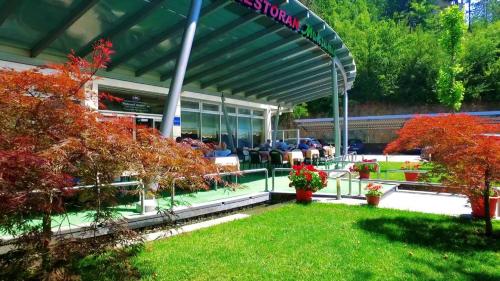 Κήπος έξω από το Motel Maksumić