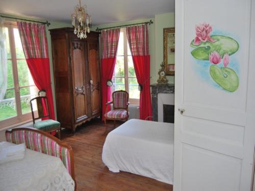 1 dormitorio con 1 cama y 2 sillas en una habitación en Chez Francine et Xavier, en Froissy