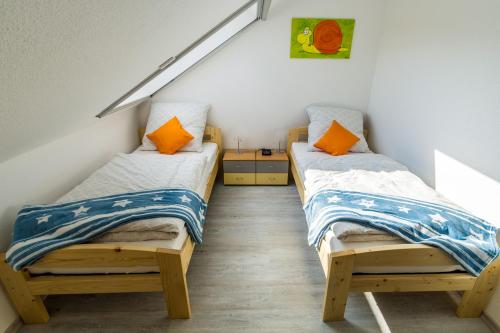 Tempat tidur dalam kamar di Ferienwohnung Konrad Duden
