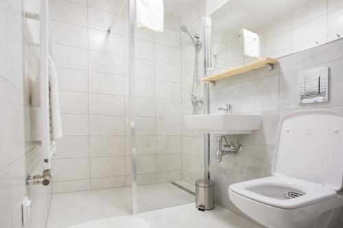 un bagno bianco con un water e un lavandino di Penzión Squash a Liptovský Mikuláš