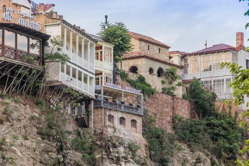 Boutique Hotel في تبليسي: مجموعة مباني على جانب جبل