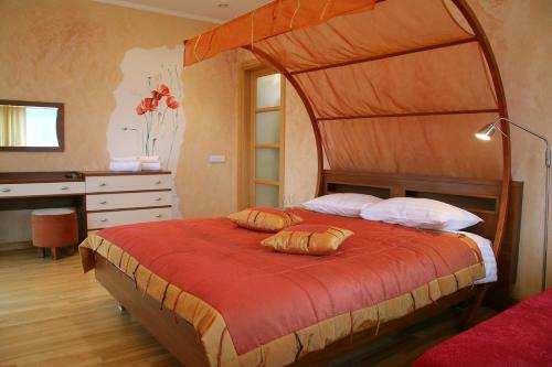 Кровать или кровати в номере Apartamentai Luna