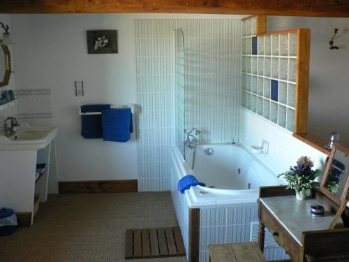 a bathroom with a bath tub and a sink at Chambres d'hôtes Domaine de Beaupré in Narbonne