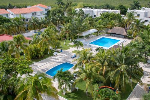 una vista aérea del complejo con palmeras en Hotel Calypso Cancun en Cancún