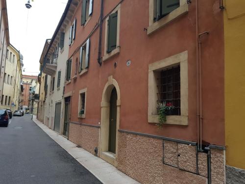 un edificio rojo con una ventana con una planta en Elly's House, en Verona