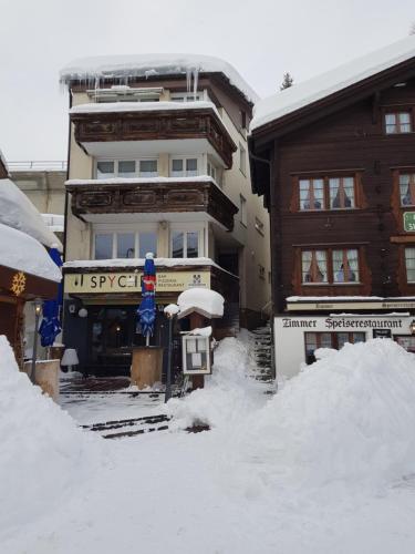 ein Gebäude mit Schnee davor in der Unterkunft 4P Apartment in Andermatt