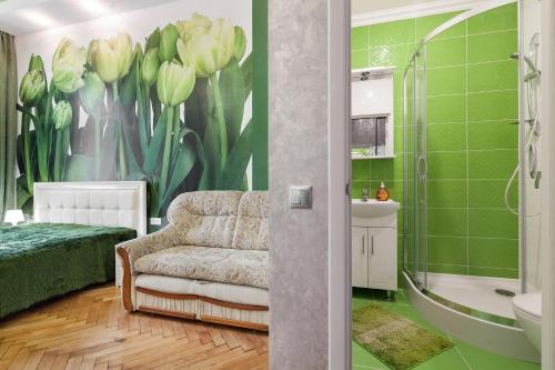 La salle de bains est pourvue d'une peinture murale verte en tulipes. dans l'établissement Apartment on Dudayeva 17, à Lviv