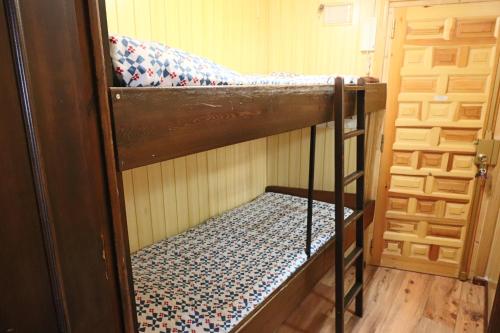 een stapelbed in een kamer met een stapelbed in een kamer bij Presidente con vistas al Veleta in Sierra Nevada