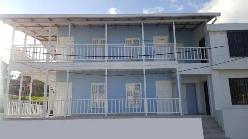 um edifício branco com uma varanda ao lado em Apartamentos Hilal House em San Andrés