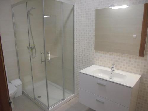 Un baño con ducha, lavabo e inodoro. en Apartamento en la Playa de San José-sjjc, en San José