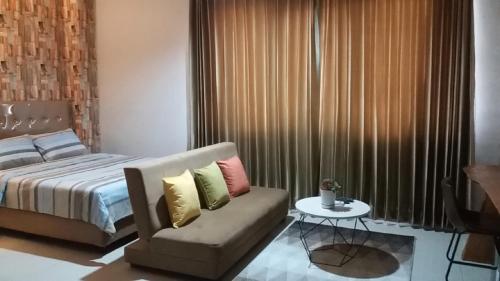 1 dormitorio con 1 cama, 1 sofá y 1 silla en Studio28 at Clove Garden, en Bandung