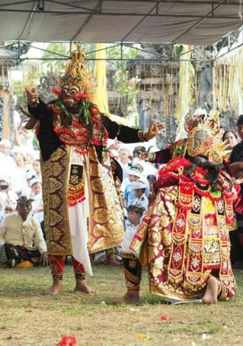 two people are standing under an umbrella at Halumba Eco Villa Bali in Tejakula