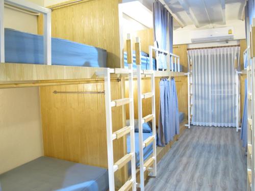 Litera o literas en una habitación de Stay In Hostel
