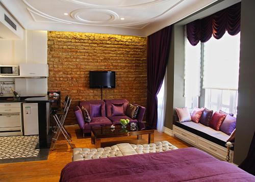 sala de estar con cama y sofá en Frida Suites, en Estambul