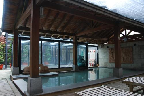 台北的住宿－山樂溫泉飯店，一座带玻璃窗的建筑中的游泳池