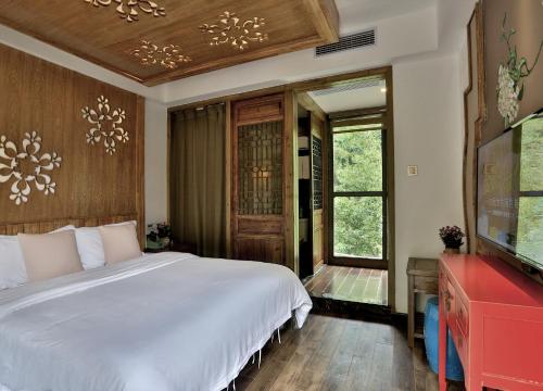 Una cama o camas en una habitación de Zhangjiajie One city one inn