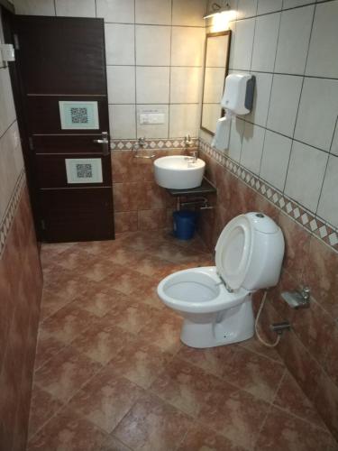 bagno con servizi igienici e lavandino di Hotel Kalinga Lake View a Ahmedabad