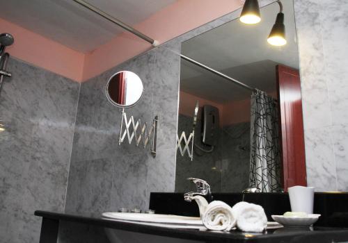 y baño con lavabo y espejo. en Marina Resort, en Mirissa
