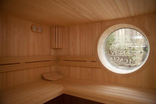 an empty sauna with a round window in the middle at Familiehotel Soll Cress Koksijde in Koksijde