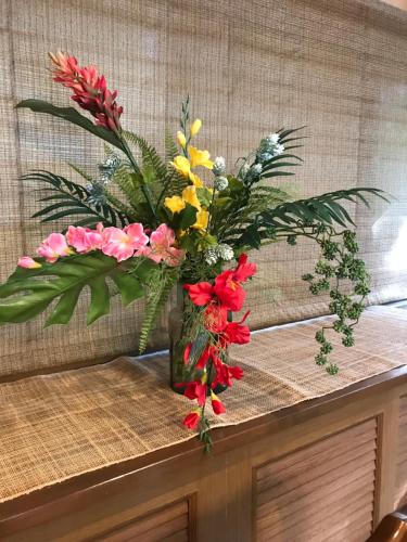 a vase filled with flowers on top of a table at Garden Villa in Fujiyoshida