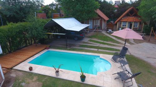 an overhead view of a swimming pool in a backyard at Cabañas el Fantasio in Villa Carlos Paz