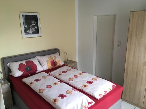 Un dormitorio con una cama con flores. en Ländlich zentrale Ferienwohnung, en Lippetal