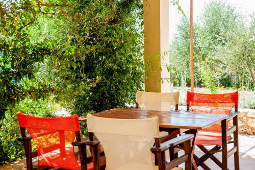 Taman di luar Korallis Villas