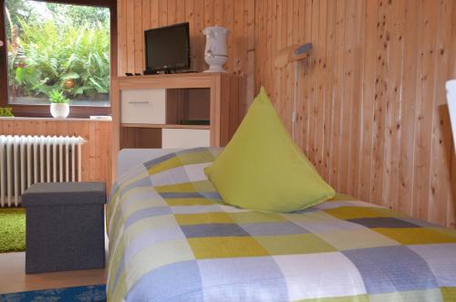 ビーレフェルトにあるSouterrainappartementのベッドルーム1室(黄色い枕付きのベッド1台付)