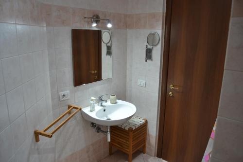 La salle de bains est pourvue d'un lavabo et d'un miroir. dans l'établissement House Near the Center!!, à Florence