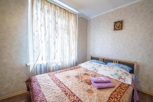 モスクワにあるDomumetro Shabolovskayaのベッドルーム1室(紫色のタオル2枚付)