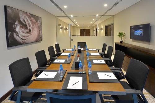 a conference room with a long table and chairs at Swiss-Belresidences Juffair in Manama