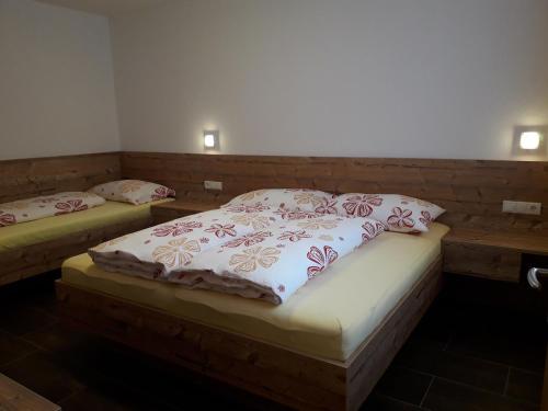 two twin beds in a room with two lights at Ferienwohnung Eiterer in Kauns