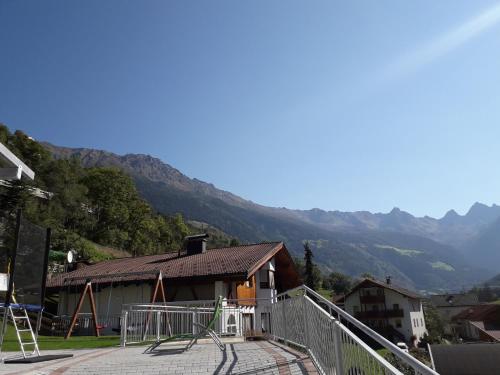 a building with a mountain in the background at Ferienwohnung Eiterer in Kauns