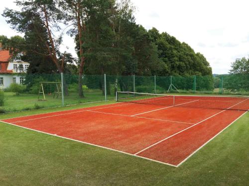 Tennis- og/eller squashfaciliteter på Familientreff im Grünen mit Tennisplatz eller i nærheden