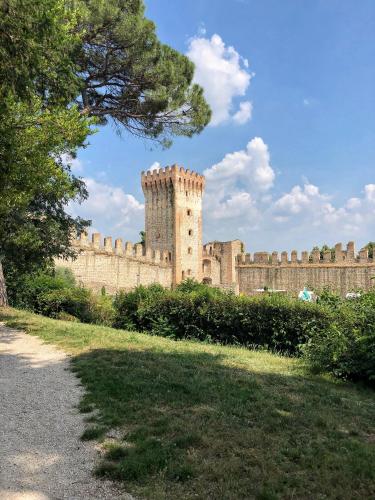a large brick wall with a castle in the background at Hotel Beatrice in Este