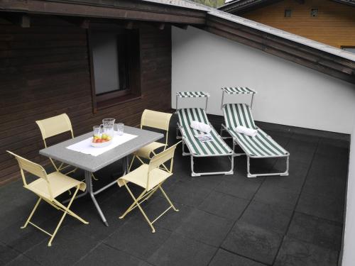 una mesa y sillas en un patio en Haus Mali, en Neustift im Stubaital