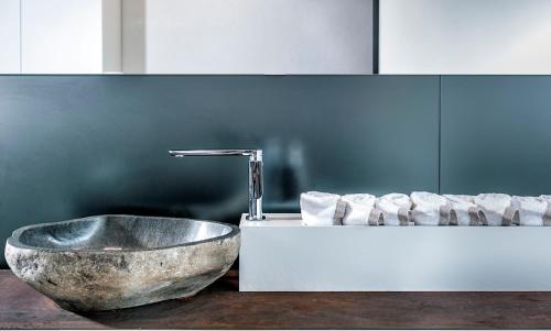 a bathroom with a bowl sink and a bath tub at Ramo d'Aria Etna Boutique Hotel in Giarre