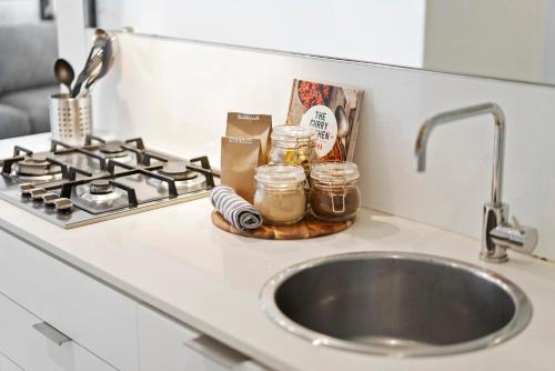 Dapur atau dapur kecil di Complete Host Tiara Apartments