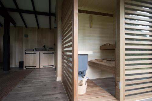 cocina con suelo de madera y escaleras en una habitación en Het Groene Bed, en Oirschot