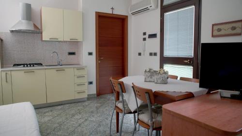 Kuchyň nebo kuchyňský kout v ubytování Hotel EMI