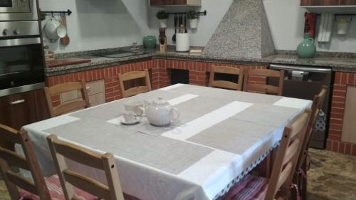 オウレンセにあるO Lagar do Baniのキッチン(テーブル、白いテーブルクロス付)