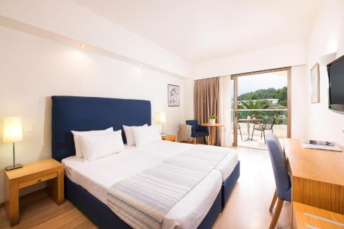 Kassandra Palace Seaside Resortにあるベッド