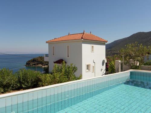een villa met een zwembad en een huis bij Beautiful Villa in Agia Paraskevi Samos in Agía Paraskeví