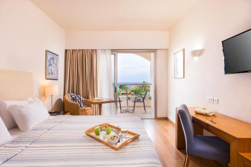 Kassandra Palace Seaside Resortにあるベッド